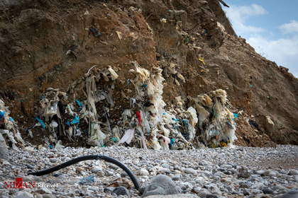 زباله ها با وزنی حدود 400000 تن از محل دفن زباله قدیمی به دلیل فرسایش خط ساحلی در نرماندی به ساحلی در شمال غربی فرانسه وارد شده اند.
