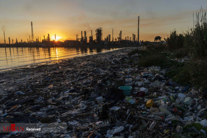 ساحل کاپورو در اروگوئه - در غروب خورشید و زباله های پلاستیکی.
