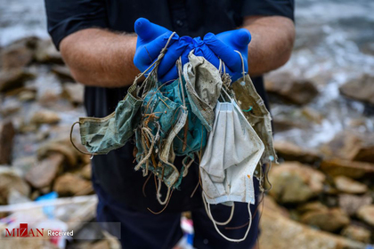 گری استوکس، بنیانگذار گروه محیط زیست اقیانوسیه و آسیا، با ماسک هایی که در ساحل یک منطقه مسکونی در جزیره دور افتاده لانتائو در هنگ کنگ پیدا کرده است.
