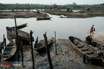 ماهیگیر نیجریه ای در یک رودخانه آلوده
