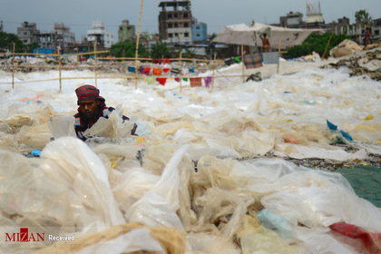 مردی در شهر داکا، پایتخت بنگلادش در بین اشیای پلاستیکی
