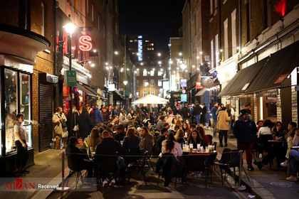جمعیت در رستوران های لندن در دوران کرونا.