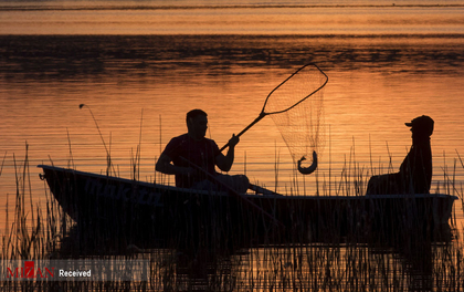 ماهیگیران در دریاچه لوشیای نزدیک شهر اینگنالین لیتوانی
