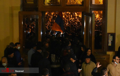 شرکت کنندگان در تظاهرات در ساختمان پارلمان ارمنستان در ایروان
