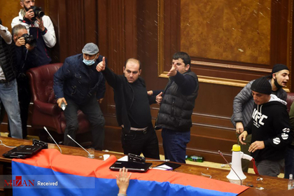 شرکت کنندگان در تظاهرات در یکی از سالن های ساختمان پارلمان ارمنستان در ایروان
