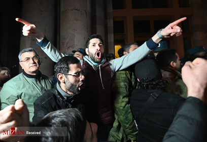 شرکت کنندگان در تظاهرات در ورودی ساختمان پارلمان ارمنستان در ایروان
