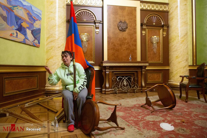 شرکت کنندگان در تظاهرات در یکی از سالن های ساختمان پارلمان ارمنستان در ایروان
