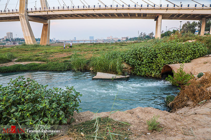 رودخانه کارون که روزی نام پر آب‌ترین رودخانه ایران را یدک می‌کشید اکنون در حسرت آب مانده است.