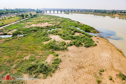 رودخانه کارون که روزی نام پر آب‌ترین رودخانه ایران را یدک می‌کشید اکنون در حسرت آب مانده است.
