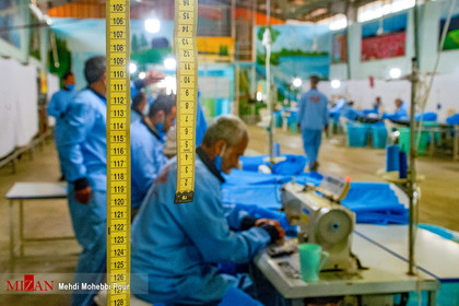 تولید لباس بیمارستانی در کارگاه بنیاد تعاون زندانیان مازندران
