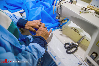 تولید لباس بیمارستانی در کارگاه بنیاد تعاون زندانیان مازندران
