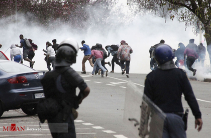 استفاده از گاز اشک آور علیه تظاهرات دانشجویی در شهر پیترماریتسبرگ آفریقای جنوبی
