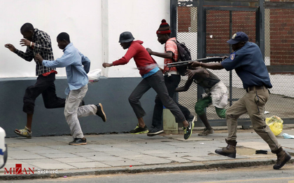 ماموران پلیس تظاهرات در شهر پرتوریا آفریقای جنوبی را متفرق می کنند
