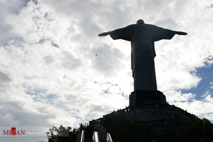 مجسمه مسیح منجی در قله کوه کورکووادو در شهر ریودوژانیرو برزیل
