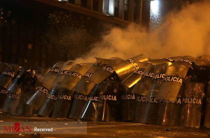 پناه گرفتن پلیس در اعتراضات پرو به برکناری رئیس جمهور پیشین این کشور.