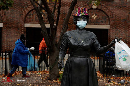 مجسمه خواننده معروف که ماسک پوشیده-نیویورک