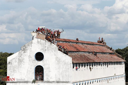 بالا رفتن زندانیان از سقف برای اعتراض به بالارفتن آمار مبتلایان به کرونا-سریلانکا