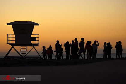 جمع شدن جوانان در ساحلی در کالیفرنیا.
