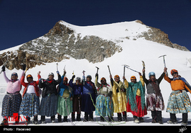 کوهنوردی زنان بولیوی با لباس محلی