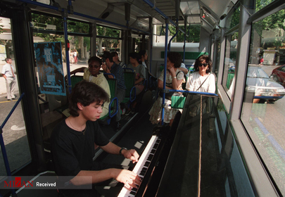 یانیس بووت پیانیست در حال هنرنمایی در اتوبوسی در فرانسه.