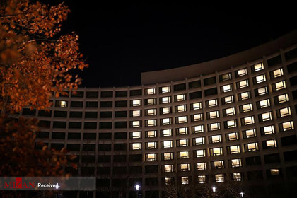 روشن کردن چراغ های هتل هیلتون در شب عید شکرگزاری.