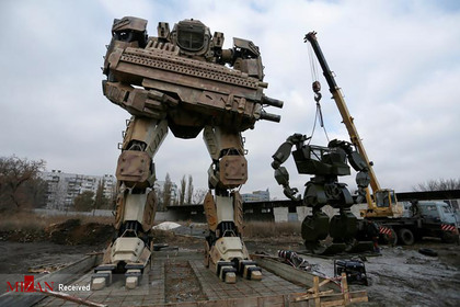 ساخت مجسمه ای به شکل روبات در اوکراین.