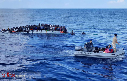 مهاجران لیبیایی غیرقانونی در دریای مدبترانه.