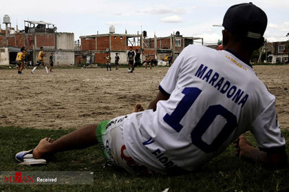 کودکان در حال فوتبال بازی کردن و پوشیدن لباس ماردونا در کوچه های آرژانتین.