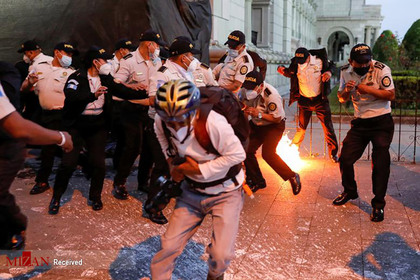 پرتاب کوکتل مولوتف به سمپ پلیس در درگیری های گواتمالا. 