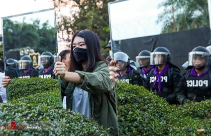 معترضان در بانکوک با قرار دادن آیینه در رویروی پلیس ها خواستار استعفای نخست وزیر شدند.