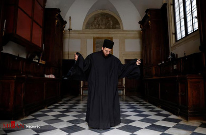 راهبی در حال آماده شدن برای اجرا مراسم مذهبی در یونان.