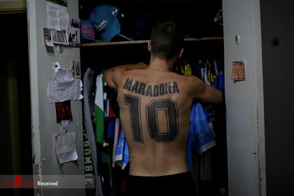 ماتیاس دیسیوزیا طرفدار مارادونا که نام و شماره پیراهن مارادونا را روی تنش خالکوبی کرده است.
