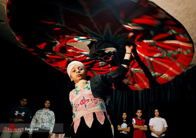 کودک 11 ساله مصری که مبتلا به سرطان است در حال انجام یک رقص سنتی.