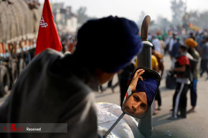 جوان هندی در حال درست کردن امامه اش در اعتراضات دهلی.