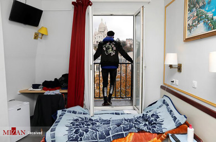 مردی در هتلی در فرانسه که به دلیل شیوع ویروس کرونا این هتل به پناهگاهی تبدیل شده است.