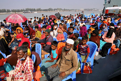 مردم در قایقی در بنگلادش.