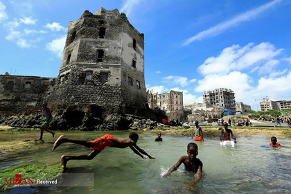 کودکان سومالیایی در حال شنا کردن.