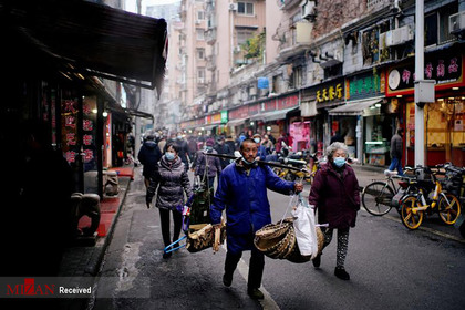پوشیدن ماسک در شهر ووهان چین بعد از گذشت حدود یک سال از شیوع کرونا.