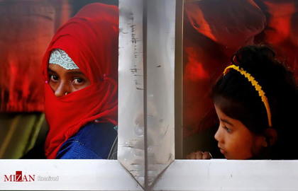 مهاجرین در یک اتوبوس برای استقرار در خلیج بنگال.
