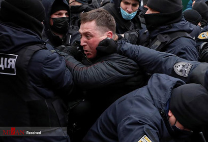 افسر پلیس اوکراینی در اعتراضات کارآفرینان و تجارت های کوچک به محدودیت های کرونایی.