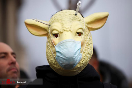 مردی که ماسک بره به صورت گذاشته بود در اعتراضات ضد واکسیناسیون برای کرونا.
