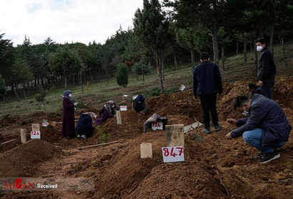 تشییع جنازه در یک بیمار کرونایی در ترکیه.