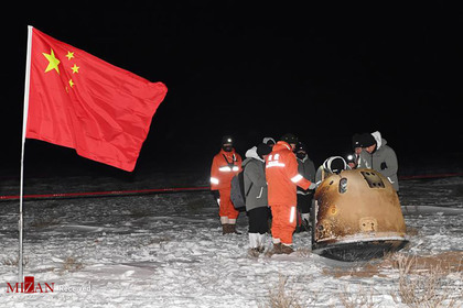 محققان چینی در حال بررسی کپسول فرستاده شد به ماه در مغولستان.