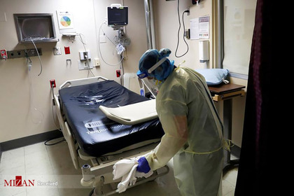 تمیز کردن تخت بیمار کرونایی در بیمارستانی در شیکاگو بعد از فوت وی.
