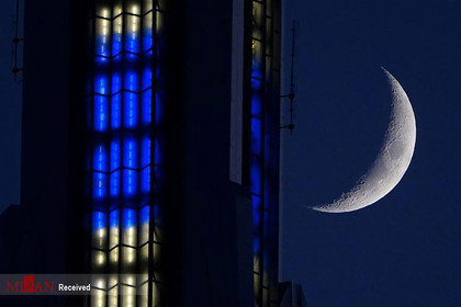 هلال ماه در کنار ایمپایر استیت-آمریکا.