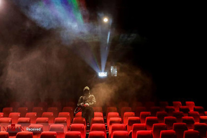 ضدغفونی کردن سالن سینما برای بازگشایی مجدد در نپال.