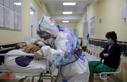 پوشیدن لباس نقاشی شده در بیمارستانی در روسیه برای روحیه دادن به کودکان کرونایی در پاندمی.