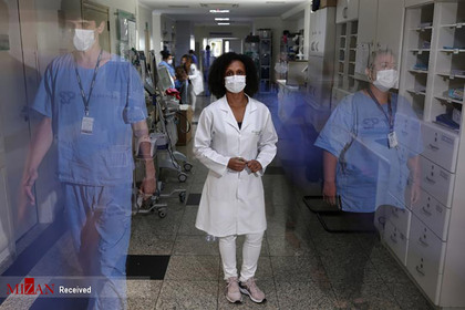 پرستار داوطلب برای تزریق واکسن کرونا در بیمارستانی در برزیل.