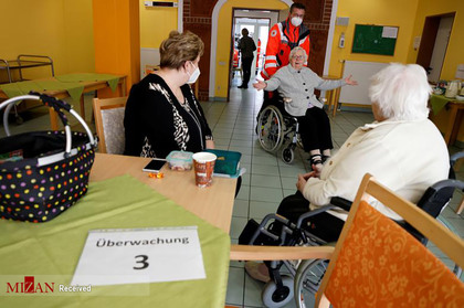 بیماران یک آسایشگاه در آلمان پس از تزریق واکسن کرونا.