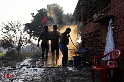استحمام کشاورزان در  اعتراضات کشاورزان- هند.